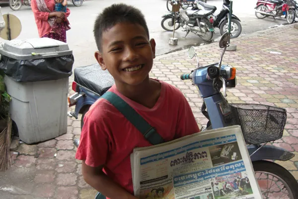 Kambodża | Chłopiec sprzedający gazety
