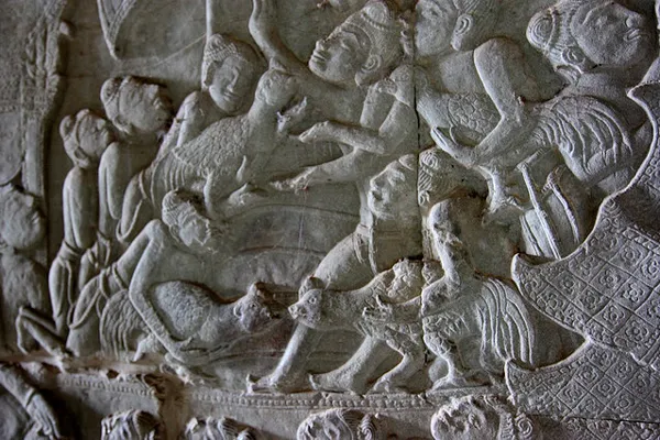 Kambodża | Walka kogutów uwieczniona w angkorskim reliefie