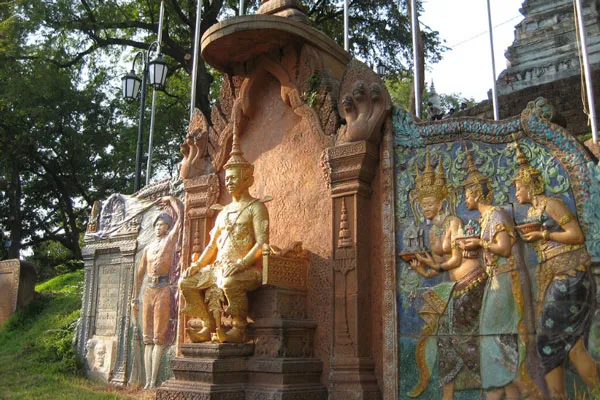 Kambodża | Płaskorzeźba trzech kobiet symbolizuje odzyskane prowincje Kambodży