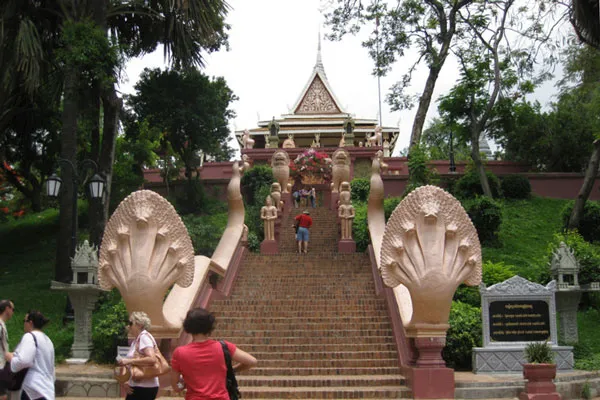 Kambodża | Wspaniałe schody prowadzące do świątyni
